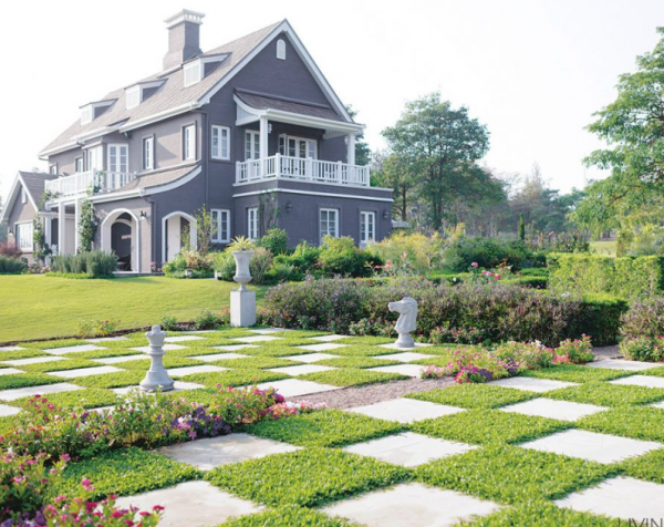 Rumah dengan taman bergaya Eropa yang indah dan tertata rapi